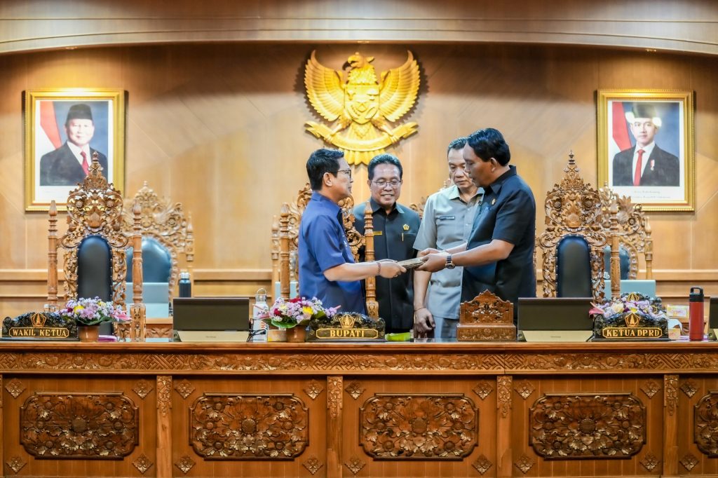 Bupati I Wayan Adi Arnawa saat menyampaikan Jawaban Pemerintah terhadap Pemandangan Umum Fraksi-Fraksi DPRD Badung pada Rapat Paripurna DPRD Badung di Ruang Rapat Utama Gosana, Kantor DPRD Badung, Senin (4/8).