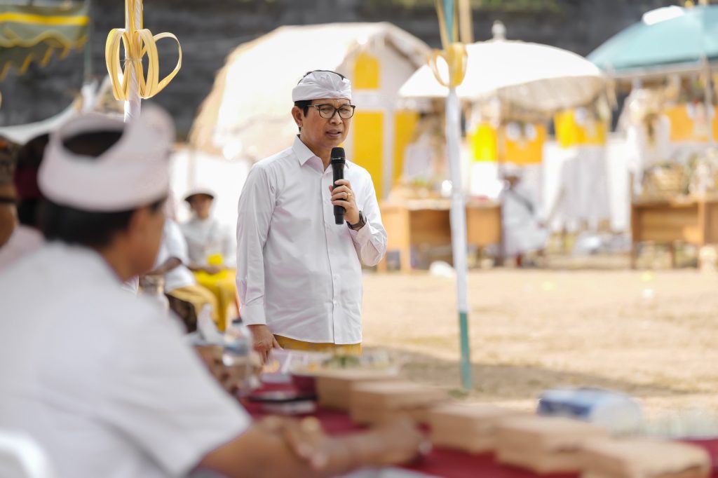 Bupati Wayan Adi Arnawa, menghadiri pelaksanaan Karya Atma Wedana atau Memukur Masal di Jaba Pura Dalem Kelod, Banjar Tauman, Desa Kekeran, Kecamatan Mengwi, Jumat (22/8).