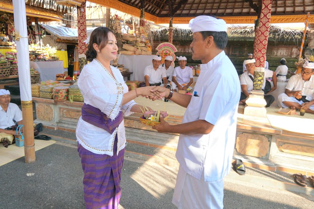 Ketua WHDI Kabupaten Badung Nyonya Yunita Alit Sucipta hadir saat Puncak Karya Mapedudusan, Ngenteg Linggih, di Pura Anyar, Desa Adat Umahanyar, Desa Mambal Abiansemal, Sabtu (9/8)