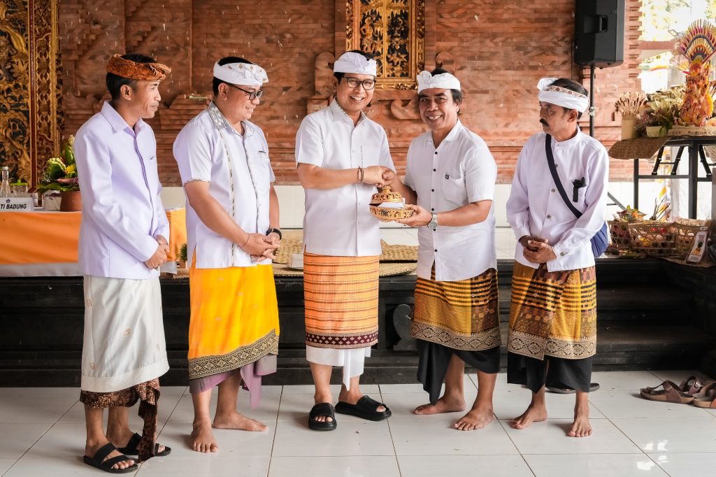 Bupati Badung Nodya Karya Nyekah Massal Desa Adat Karang Dalem