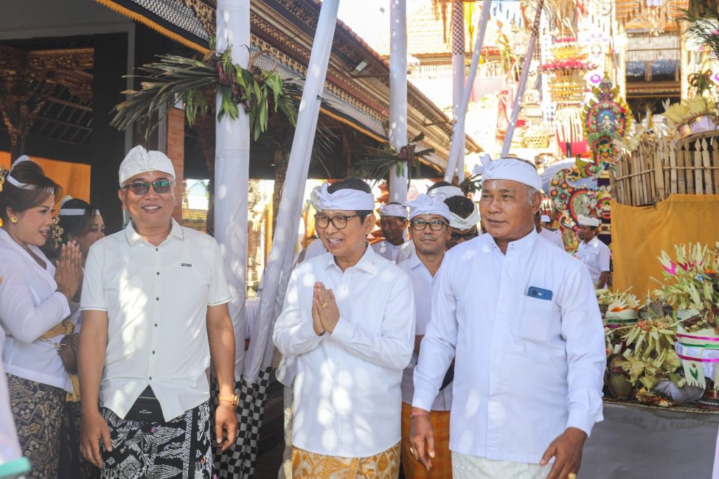 Bupati Wayan Adi Arnawa ngupasaksi Karya Agung Mamungkah, Ngenteg Linggih, di Pura Dalem Kahyangan Desa Adat Bale Agung, Desa Cemagi, Mengwi, Sabtu (16/8)