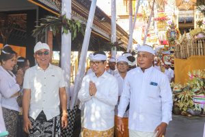 Bupati Wayan Adi Arnawa ngupasaksi Karya Agung Mamungkah, Ngenteg Linggih, di Pura Dalem Kahyangan Desa Adat Bale Agung, Desa Cemagi, Mengwi, Sabtu (16/8)