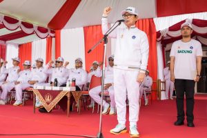 Bupati Wayan Adi Arnawa mengukuhkan serta melepas kontingen Kabupaten Badung dalam rangka PORPROV Bali XVI Tahun 2025 di lapangan Puspem Badung, Jumat (16/8).