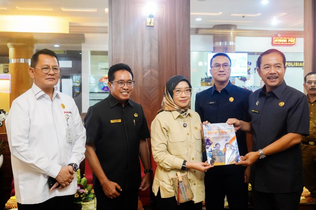 Sekda Surya Suamba menerima Kunjungan Kerja Menteri PAN-RB Rini Widyantini ke Dinas Penanaman Modal dan Pelayanan Terpadu Satu Pintu (DPMPTSP), MPP Kabupaten Badung, Puspem Badung, Senin (4/8).