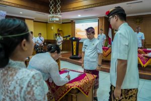 Bupati Wayan Adi Arnawa melantik dan mengambil sumpah jabatan Pejabat Administrator, Pejabat Pengawas dan Pejabat Fungsional di Ruang Kriya Gosana, Puspem Badung, Kamis (14/8)