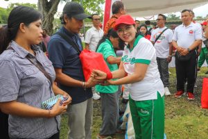 Ketua TP. PKK Nyonya Rasniathi Adi Arnawa bersama Sekretaris I, TP. PKK Badung Nyonya Yunita Alit Sucipta dan Ketua DWP Badung Nyonya Oliviana Surya Suamba saat lomba antar organisasi wanita, di Lapangan Utara Balai Budaya Giri Nata Mandala, Puspem Badung, Jumat (15/8).