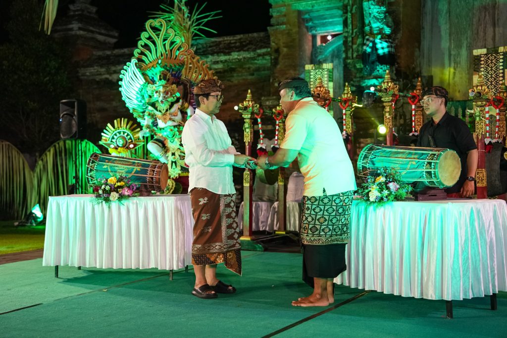 Bupati Wayan Adi Arnawa membuka Mengwi Ganjur Festival (Megafest) IV yang ditandai dengan pemukulan kendang, Sabtu (30/8) di Jaba Pura Taman Ayun, Mengwi, Badung.