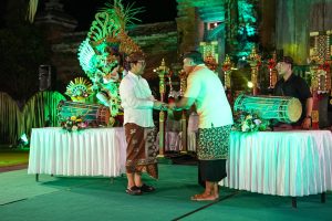 Bupati Wayan Adi Arnawa membuka Mengwi Ganjur Festival (Megafest) IV yang ditandai dengan pemukulan kendang, Sabtu (30/8) di Jaba Pura Taman Ayun, Mengwi, Badung.