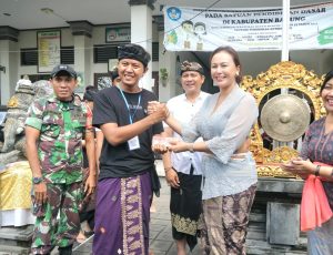 Ketua WHDI Kabupaten Badung Nyonya Yunita Alit Sucipta menghadiri sekaligus membuka kegiatan Tunjung Mekar Art Festival I Banjar Peliatan Kerobokan di SD Negeri 2 Kerobokan Kuta Utara Badung, Minggu (3/8).