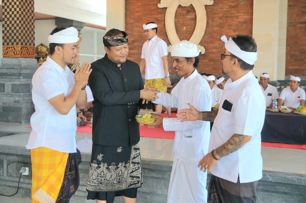 Wabup Bagus Alit Sucipta menghadiri Karya Melaspas, Mapedudusan Alit, Caru Rsi Gana dan Piodalan di Pura Bhagawan Penyarikan, Banjar Adat Jerokuta, Jimbaran, Sabtu (16/8)