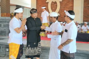 Wabup Bagus Alit Sucipta menghadiri Karya Melaspas, Mapedudusan Alit, Caru Rsi Gana dan Piodalan di Pura Bhagawan Penyarikan, Banjar Adat Jerokuta, Jimbaran, Sabtu (16/8)