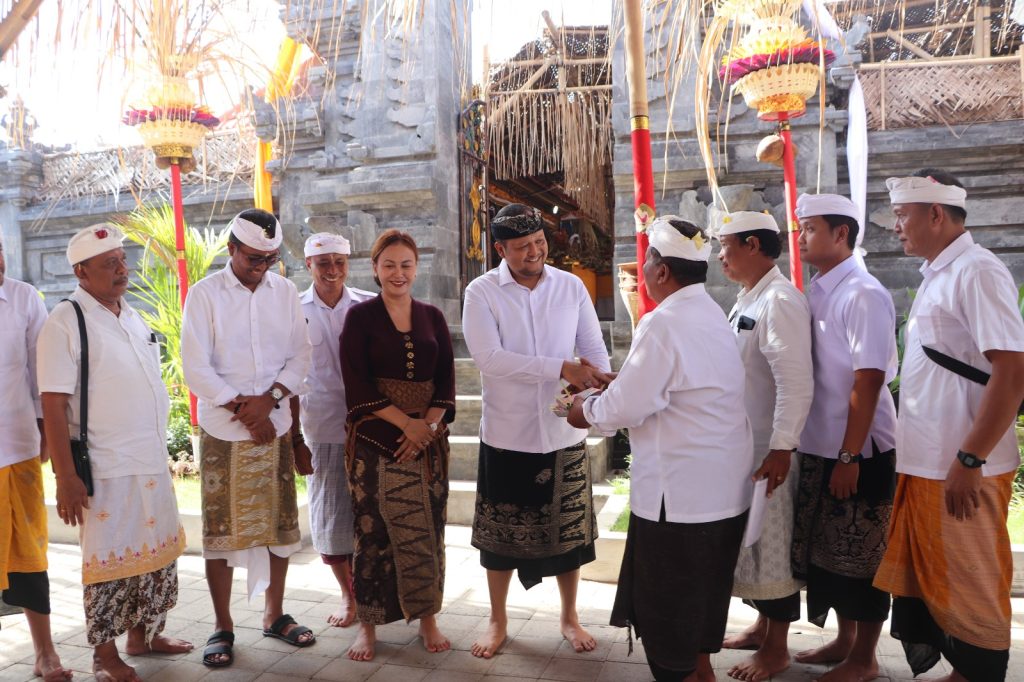 Wabup Bagus Alit Sucipta bersama Nyonya Yunita Alit Sucipta menghadiri Karya Mamungkah, Ngenteg Linggih, dan Padudusan Agung di Merajan Tegal, Jimbaran, Rabu (20/8).