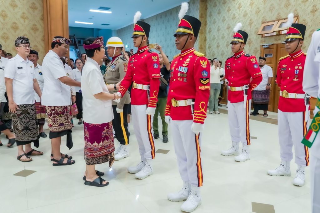 Bupati Wayan Adi Arnawa saat mengukuhkan anggota Paskibraka Kabupaten Badung Tahun 2025 di Lobi Utama Balai Budaya Giri Nata Mandala Puspem Badung, Kamis (14/8)