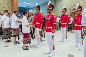 Bupati Wayan Adi Arnawa saat mengukuhkan anggota Paskibraka Kabupaten Badung Tahun 2025 di Lobi Utama Balai Budaya Giri Nata Mandala Puspem Badung, Kamis (14/8)