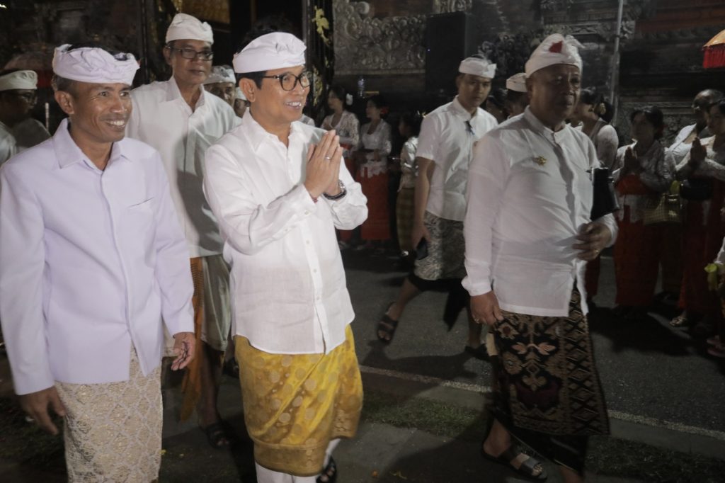 Bupati Badung I Wayan Adi Arnawa saat menghadiri Piodalan di Pura Khayangan Desa dan Puseh, Desa Adat Ayunan, Desa Ayunan, Kecamatan Abiansemal, Sabtu (9/8).