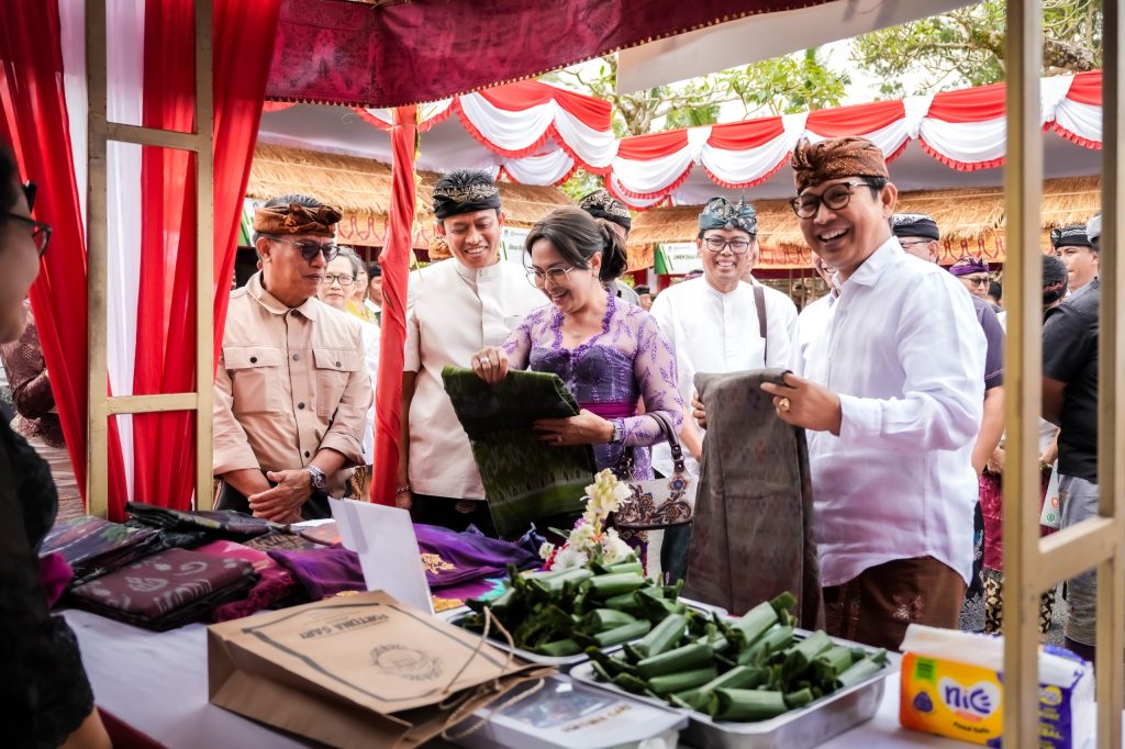 Bupati Wayan Adi Arnawa didampingi Wabup Bagus Alit Sucipta saat launching Pengembangan Program Sidi Kumbara di Wantilan Serbaguna Karang Dalem II, Desa Bongkasa Pertiwi, Abiansemal, Sabtu (30/8)