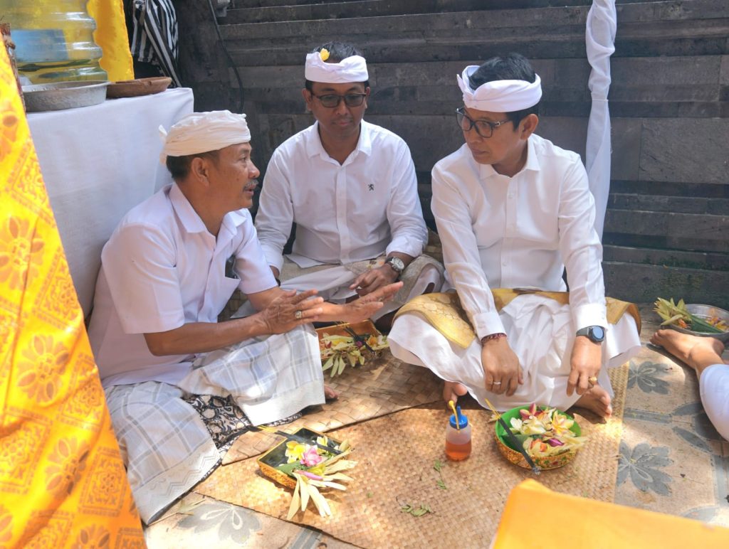 Bupati Wayan Adi Arnawa menghadiri Pujawali di Pura Asem Sari Amerta, Jimbaran, Kuta Selatan, Rabu (27/8).