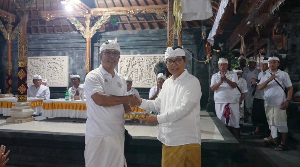 Bupati Wayan Adi Arnawa menghadiri karya Padudusan Alit di Pura Batan Bingin, Dadia Pratisentana Pasek Padang Subadra, Tanjung Benoa, Selasa (19/8)