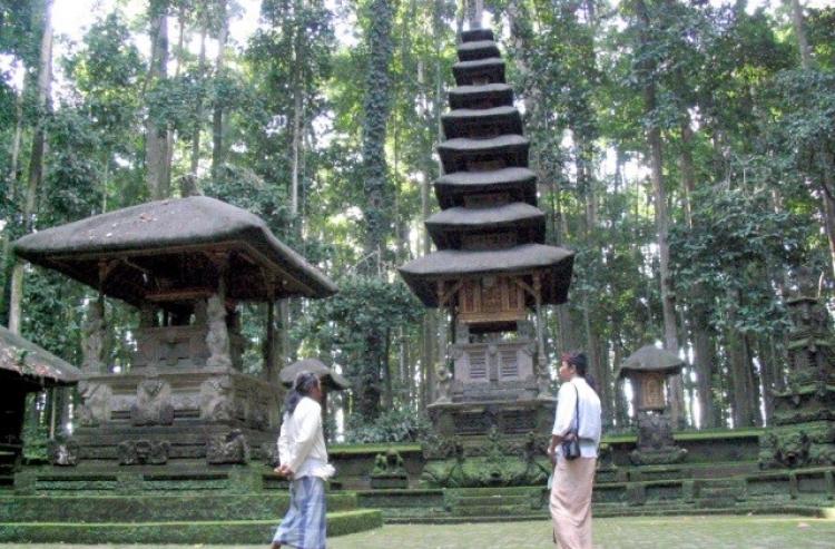 Pura Bukit Sari: Pesona Spiritual di Hutan Pala Sangeh