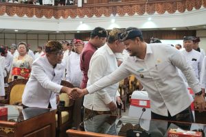Wabup Bagus Alit Sucipta menghadiri Rapat Paripurna Ke-34 dan Ke-35 DPRD Provinsi Bali Masa Persidangan III Tahun Sidang 2024-2025 di Ruang Rapat Wiswa Sabha Utama, Kantor Gubernur Bali, Kamis (14/8)