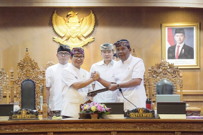Bupati Wayan Adi Arnawa menyampaikan Jawaban Pemerintah atas PU Fraksi-Fraksi DPRD Badung pada Rapat Paripurna DPRD Badung di Ruang Sidang Utama Gosana, Kantor DPRD Badung, Kamis (14/8)