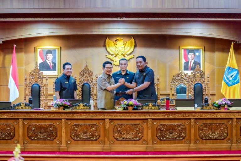 Bupati Wayan Adi Arnawa menghadiri Rapat Paripurna dengan agenda Penyampaian Pandangan Umum Fraksi-Fraksi di Ruang Sidang Utama Gosana Kantor DPRD Badung, Rabu, (13/8)