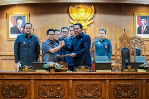 Bupati Badung I Wayan Adi Arnawa didampingi Wakil Bupati Badung Bagus Alit Sucipta menghadiri Rapat Paripurna di Ruang Sidang Utama Gosana Kantor DPRD Badung, Senin, (11/8).