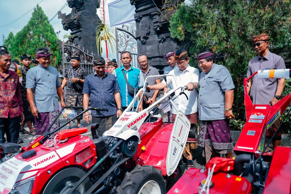 Bupati Wayan Adi Arnawa saat menghadiri Rapat Pleno Pekaseh dan Kelian Subak Abian se-Badung yang dilaksanakan di Wantilan Jaba Pura Dalem Sedang, Abiansemal, Selasa (19/8).