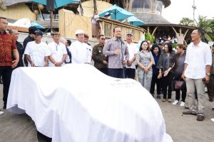 Wabup Bagus Alit Sucipta meresmikan B.Bot di Finns Beach Club, Desa Tibubeneng, Kuta Utara, Selasa (19/8).