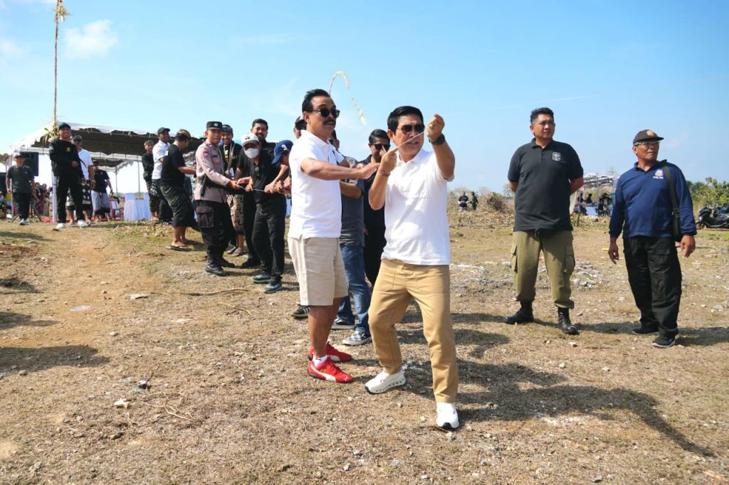 Bupati Adi Arnawa membuka secara resmi Sabdha Kite Festival V di Lapangan PT. Indowisata Makmur, Pecatu, Minggu (31/8)