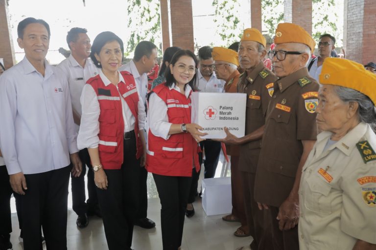 Nyonya Rasniathi Adi Arnawa didampingi Ketua PMI Kabupaten Badung Kompyang R. Swandika menghadiri kegiatan Safari Kesehatan dan Pelayanan Sosial untuk Masyarakat Desa Baha, di Wantilan Desa Baha Kecamatan Mengwi Badung, Rabu (13/8)