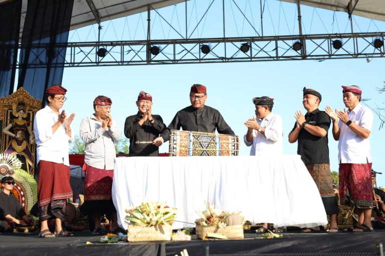 Sekda Alit Wiradana Buka Parade Gong Kebyar Anak-anak di Desa Dauh Puri Kauh