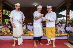 Bupati Wayan Adi Arnawa hadir dan sembahyang bersama di Pura Ulun Swi, Subak Balangan, Desa Kuwum, Jumat (22/8).