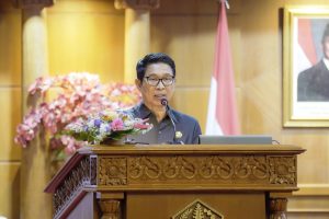Bupati Wayan Adi Arnawa bersama Ketua DPRD Badung I Gusti Anom Gumanti dan para Pimpinan DPRD saat Rapat Paripurna DPRD Badung di ruang Sidang Utama Gosana, Kantor DPRD Badung, Jumat (15/8)