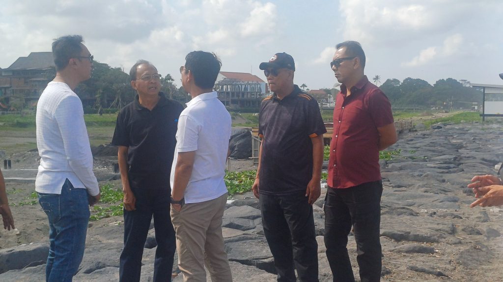 Bupati Badung I Wayan Adi Arnawa mendampingi Gubernur Bali Wayan Koster saat Sidak terkait pembangunan di Kawasan Pantai Berawa, Desa Tibubeneng, Kuta Utara, Minggu (10/8).