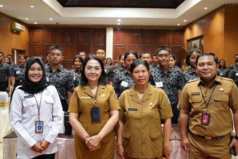 Bunda Anti Narkoba Kabupaten Badung Nyonya Rasniathi Adi Arnawa menghadiri Sosialisasi Pencegahan Penyalahgunaan Narkotika Bagi Generasi Muda yang diikuti oleh Calon Paskibra Kabupaten Badung di Hotel Made Bali, Senin (11/8).