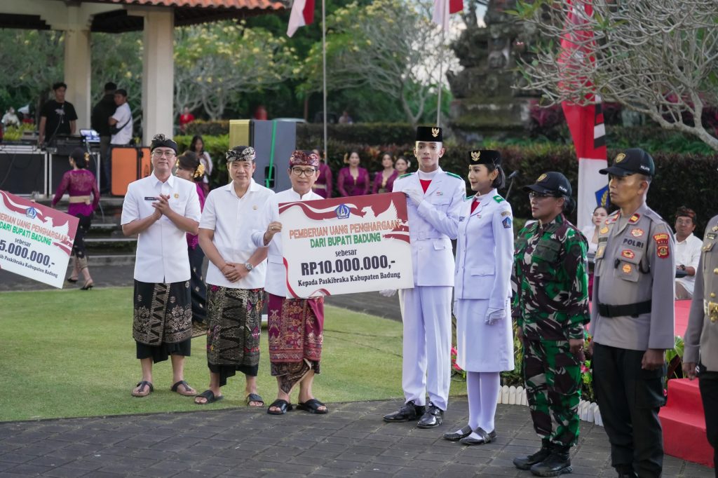 Bupati Adi Arnawa menghadiri acara syukuran HUT Kemerdekaan RI Ke-80 Tahun di Area Jaba Pura Lingga Bhuana, Puspem Badung, Minggu (17/8)
