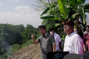 Bupati Wayan Adi Arnawa saat meninjau TPST Desa Adat Kapal di Jalan Tambaksari No.27, Kelurahan Kapal, Mengwi, Kamis (7/8).