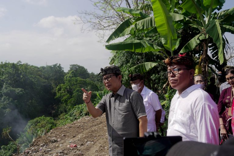 Bupati Wayan Adi Arnawa saat meninjau TPST Desa Adat Kapal di Jalan Tambaksari No.27, Kelurahan Kapal, Mengwi, Kamis (7/8).