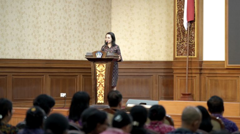Bunda PAUD Badung, Nyonya Rasniathi Adi Arnawa, membuka kegiatan Advokasi Kebijakan Implementasi Wajib Belajar Satu Tahun Prasekolah di Ruang Kerta Gosana, Puspem Badung, Selasa (12/8).
