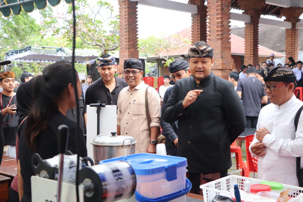 Wabup Bagus Alit Sucipta membuka Waka Festival ll di Wantilan Pura Dalem Desa Adat Kwanji Mengwi Badung, Sabtu (16/8)