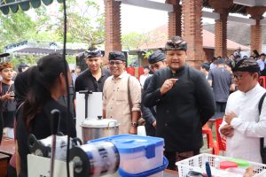 Wabup Bagus Alit Sucipta membuka Waka Festival ll di Wantilan Pura Dalem Desa Adat Kwanji Mengwi Badung, Sabtu (16/8)