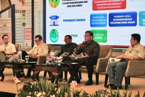 Sekda Alit Wiradana saat menyampaikan paparan pengolahan sampah di Kota Denpasar pada forum evaluasi perkembangan ISWMP, di GH Universal Hotel, Bandung