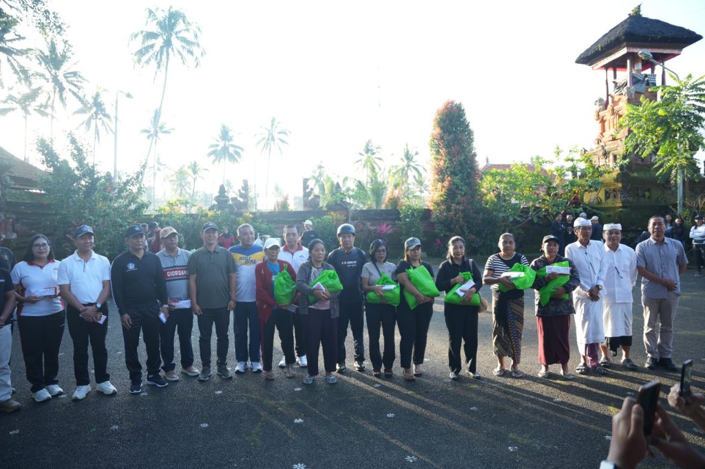 Bakesbangpol dan KPU Badung Semarakkan HUT RI ke-80 Dengan Gowes dan Pembagian Bendera