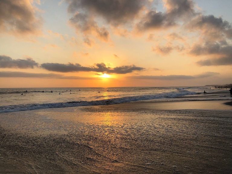 pantai berawa menjadi pilihan yang tepat untuk liburan ke bali