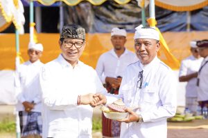 Bupati Adi Arnawa saat menghadiri Puncak Karya Manusa Yadnya, Pitra Yadnya, dan Atma Wedana di Desa Adat Kapal, Mengwi, Kamis (25/9