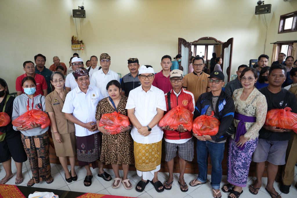 Bupati Adi Arnawa menyerahkan bantuan paket sembako kepada 120 KK yang terdampak bencana banjir di Kantor Kelurahan Lukluk, Mengwi, Senin (15/9)