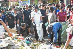 Berbagai Elemen Terus Bergerak Bersihkan Sampah Sisa Banjir di Denpasar