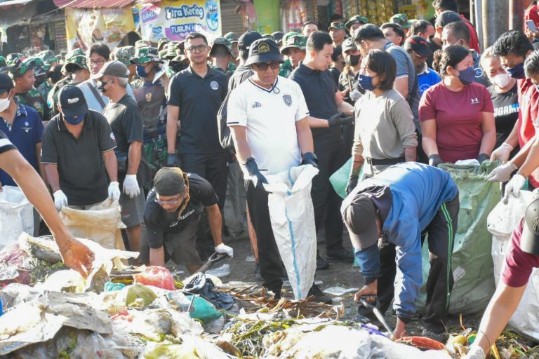 Berbagai Elemen Terus Bergerak Bersihkan Sampah Sisa Banjir di Denpasar