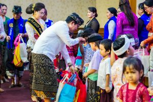 Bupati Wayan Adi Arnawa mengukuhkan Rasniathi Adi Arnawa sebagai Bunda PAUD Kabupaten Badung Periode 2025-2030 di Ruang Kertha Gosana, Puspem Badung, Kamis (25/9)